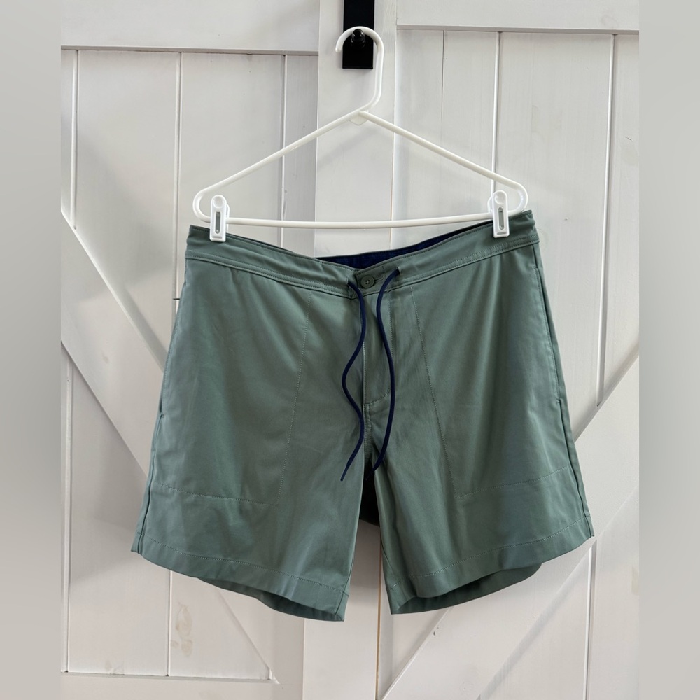 Vineyard Vines OTG On-The-Go Performance 9 inch Shorts in Navy Blue & Sea Green